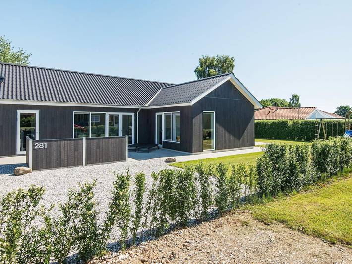 Ferieudlejning for 10 personer, med Terrasse og Have i Pøt Strandby