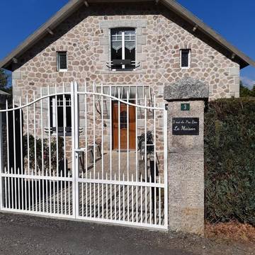 Chambre d’hôte pour 2 personnes, avec terrasse ainsi que jardin et vue à Tarnac