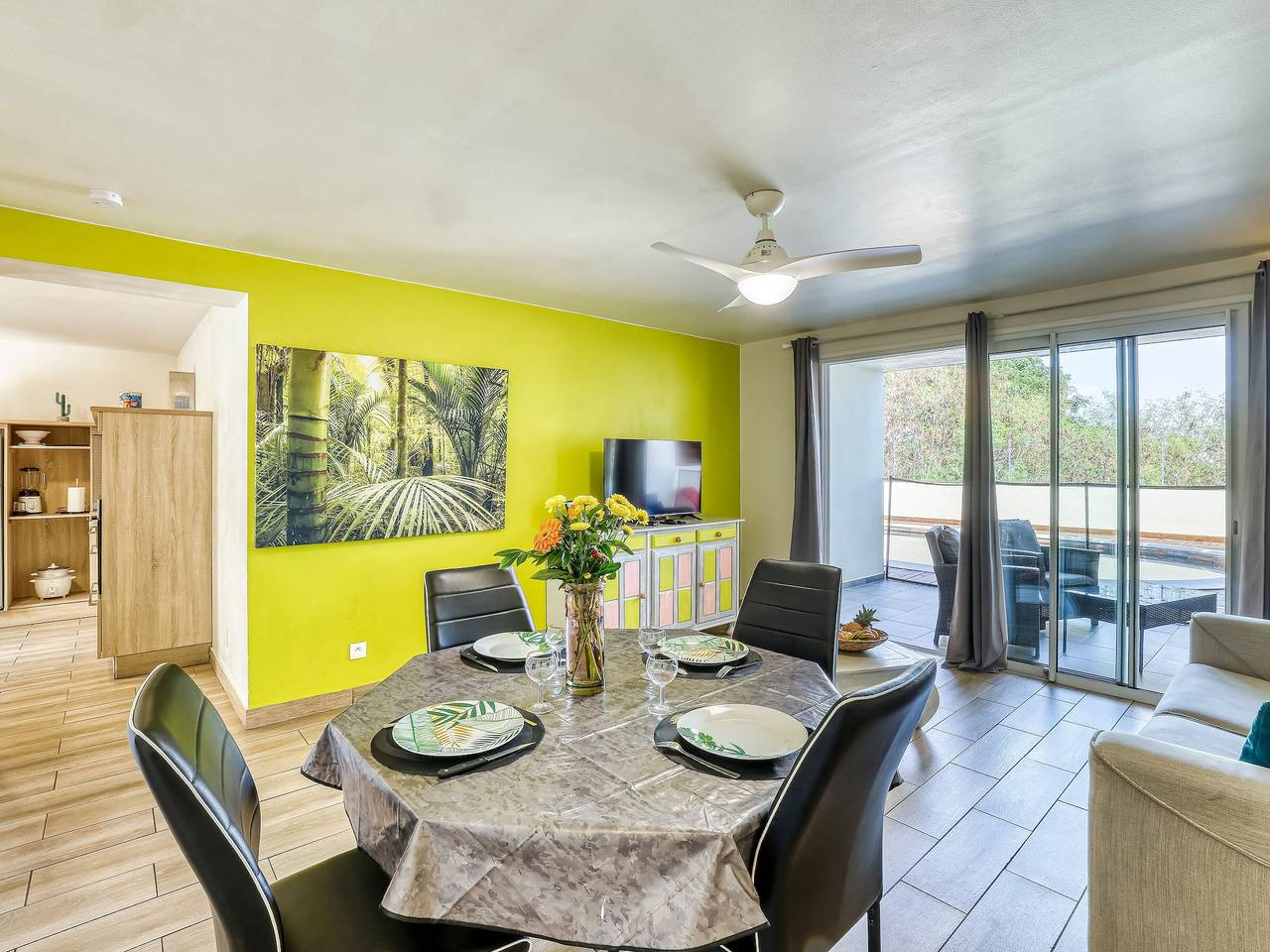 Comfortable apartment with terrace and direct pool access in La Possession, La Réunion
