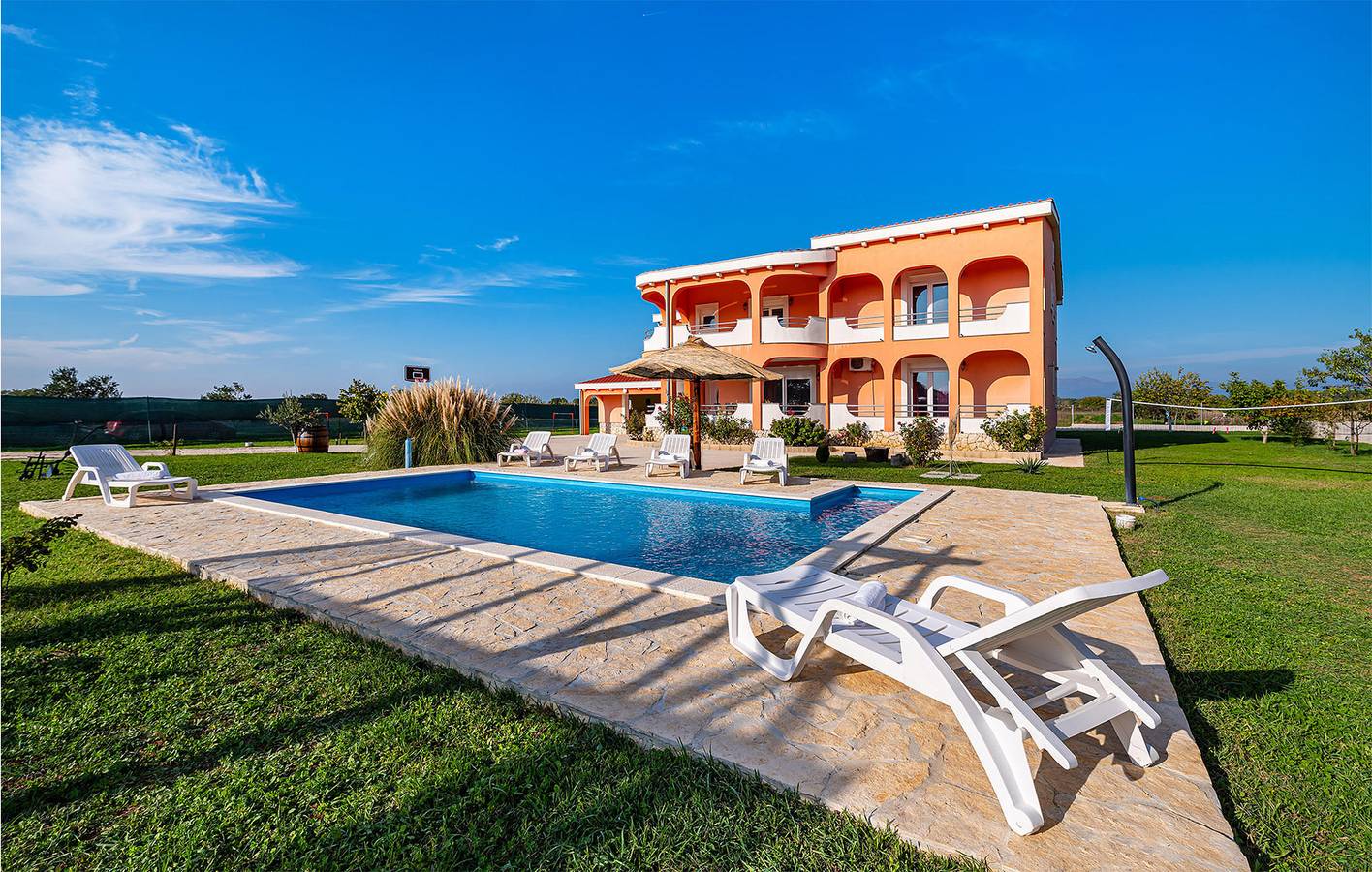 Charmante 180 m² große Wohnung mit Pool, Terrasse und WLAN in der Nähe von Pizza Galovac in Galovac, Zadar