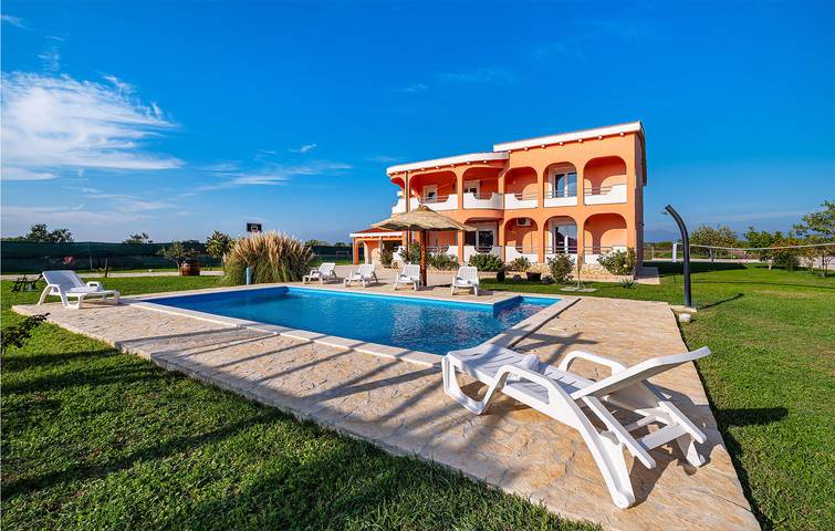 Charmante 180 m² große Wohnung mit Pool, Terrasse und WLAN in der Nähe von Pizza Galovac in Galovac, Zadar