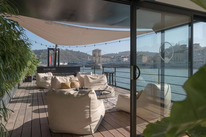 Hôtel pour 2 personnes, avec Terrasse et Jacuzzi ainsi que Sauna et Vue à Sainte-Colombe (Rhône)