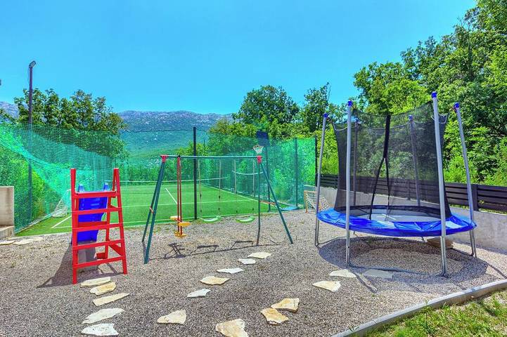Luxury Villa with Heated Pool, Spa & Sports Court near Split in Dugopolje, Dalmatinisches Zagora