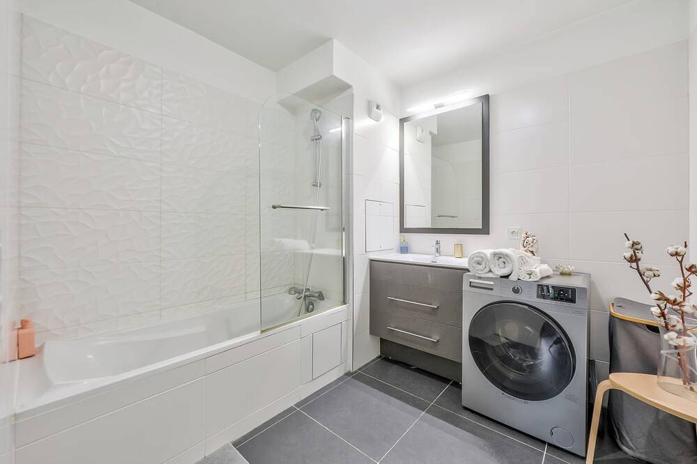 Entire apartment, Nice 1Br flat with lovely terrace and parking in Rueil-Malmaison, Hauts-de-Seine