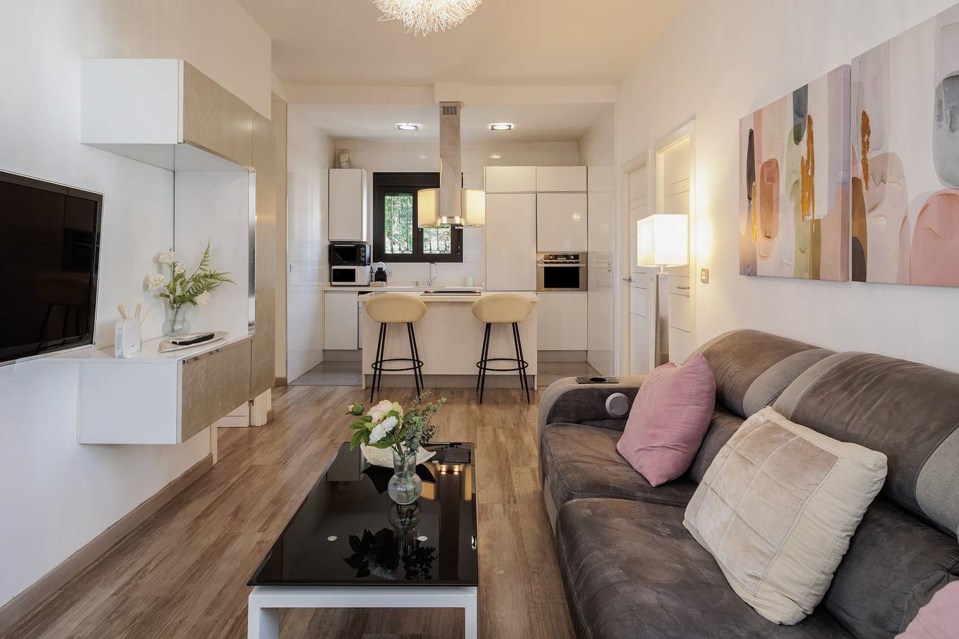 Ganze Wohnung, Apartment 'Gran Plaza Luminoso' mit Balkon, Wlan und Klimaanlage in Nervión, Sevilla