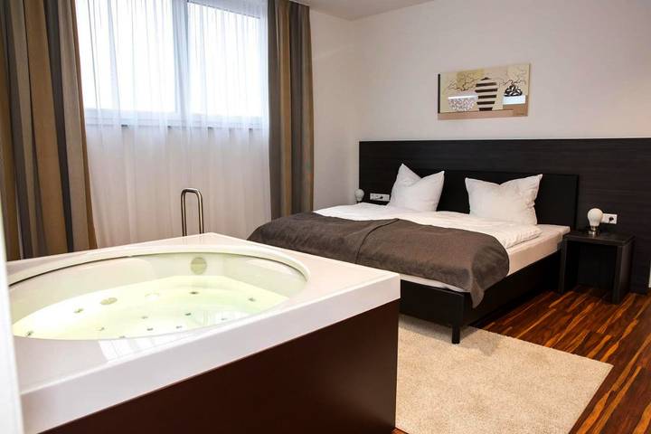 Hotel für 2 Personen, mit Terrasse und Whirlpool sowie Sauna und Ausblick in Weingarten - 3