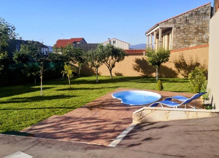 Apartamento para 9 personas, con Terraza y Jardín además de Piscina para niños y Piscina en Boiro