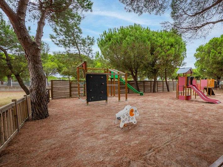 Camping Le Roussillonnais - Mobilhome 2 personnes - Homair mobil-home au Roussillonnais Comfort | 1 Ch. | 2 Pers. | Terrasse surélevée in Côte Vermeille, Argelès-sur-Mer