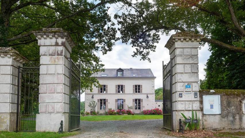 Location de vacances pour 5 personnes, avec Terrasse et Jardin ainsi que Piscine et Vue à Loché-sur-Indrois