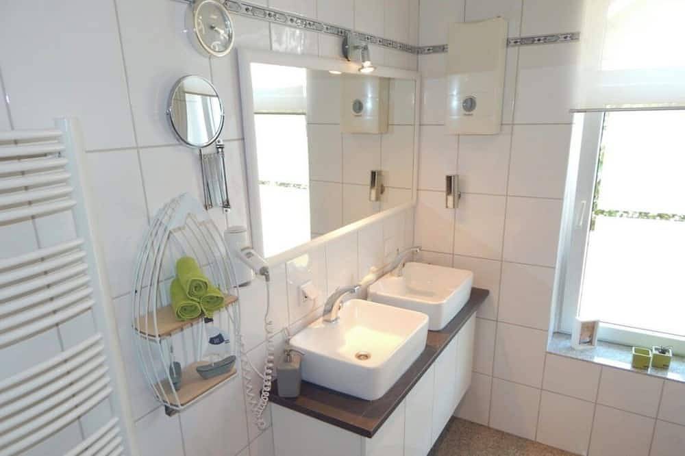 Ferienhaus Kilian - mit Seeblick und eingezäuntem Garten in Strandnähe in Geeste, Hasetal