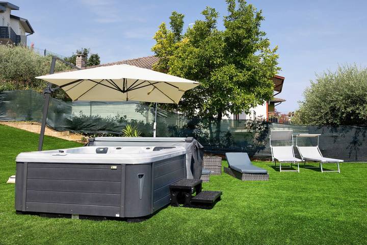 Villa au bord du lac de Garde : Spa extérieure et jardin privé in Peschiera del Garda, Montagnes autour du lac de Garde
