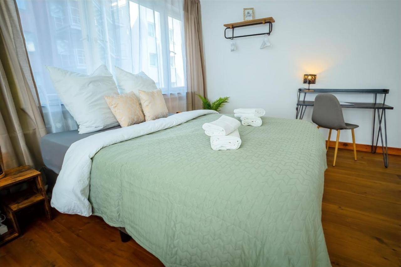 Ganze Wohnung, The Big Münster für bis zu 12, Whirlpool, Sauna, zentral, Tischfußball, Balkon, Gasgrill in Ulm, Schwaben