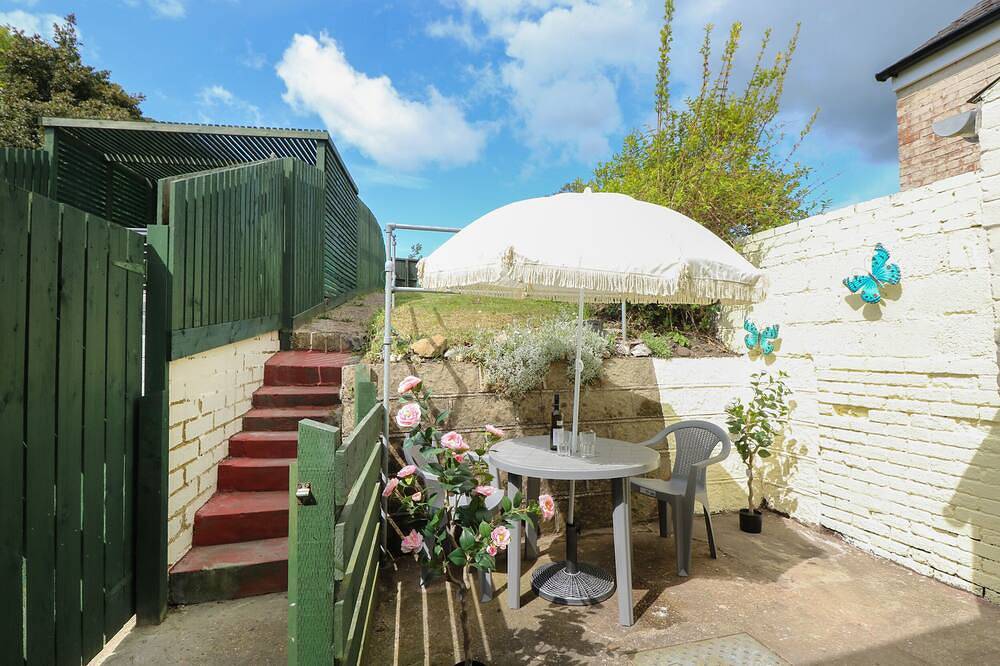 Castle Cottage, pet friendly, with a garden in Carisbrooke in Newport (Isla de Wight), Isla de Wight