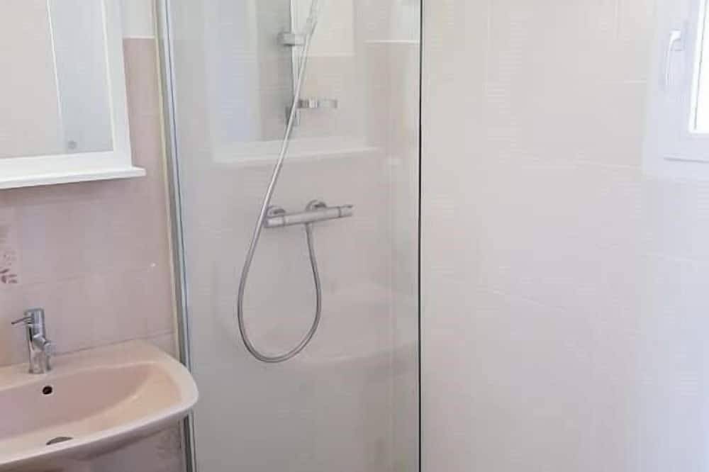 Entire apartment, Dahlia Lou Cigaloun Ana Location in Gréoux-les-Bains, Verdon Regional Natural Park