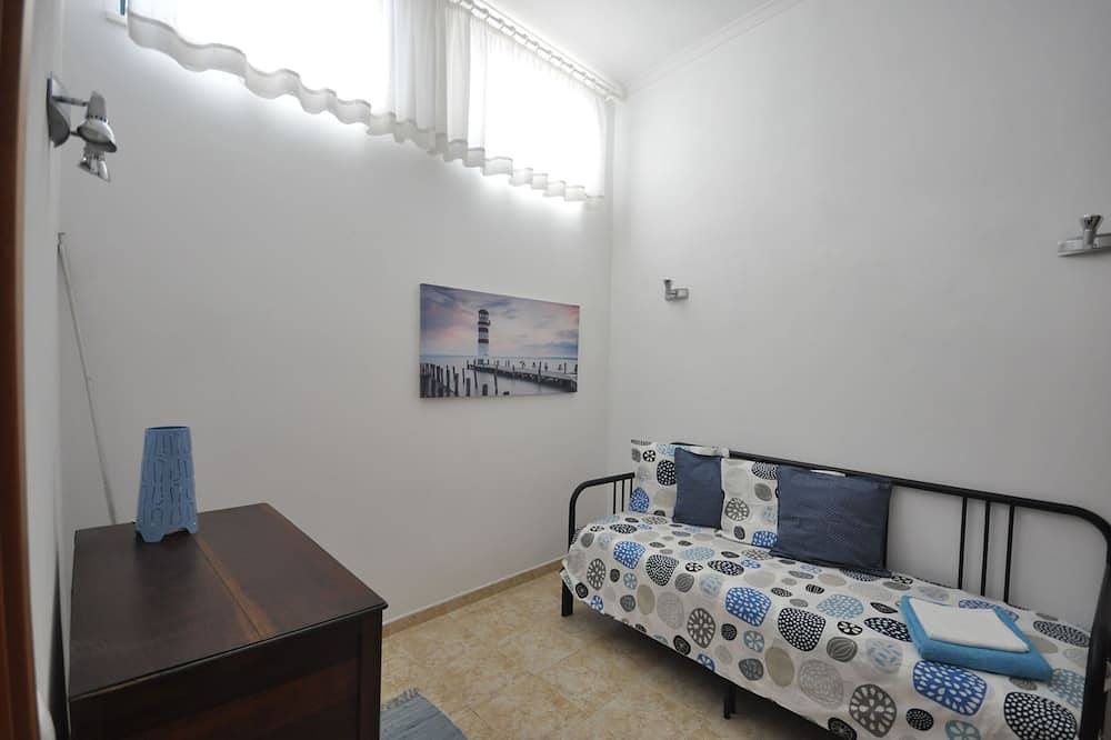 Schönes Ferienhaus mit Terrasse in der Nähe von Zavial in Raposeira, Vila do Bispo e Raposeira