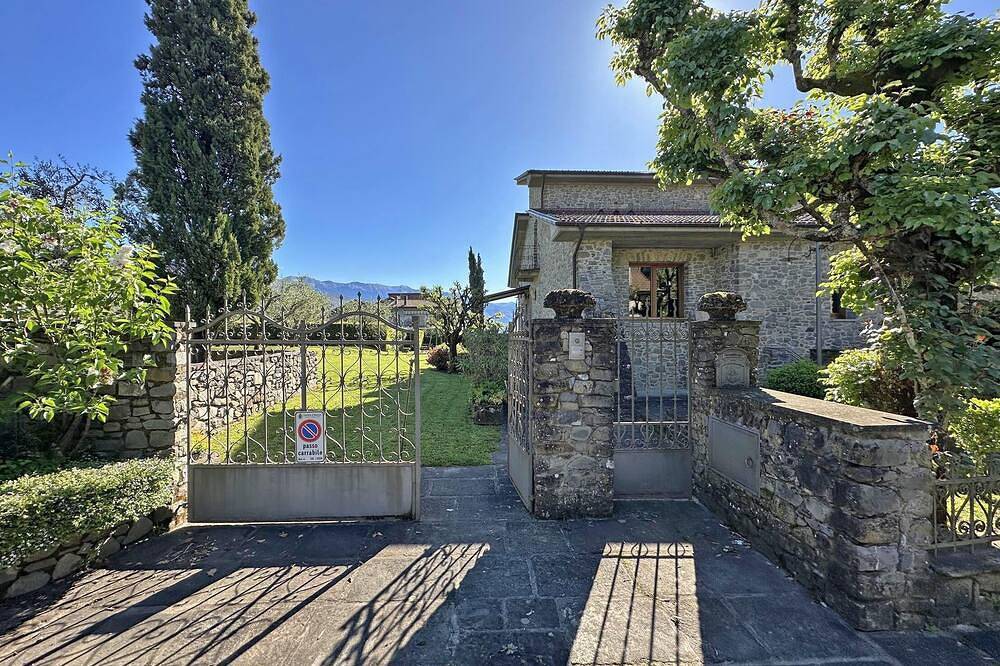 Villa Delia 10 Pax with pools, Bbq, near restaurants, Cinque Terre, and Versilia in Mulazzo, Val di Magra
