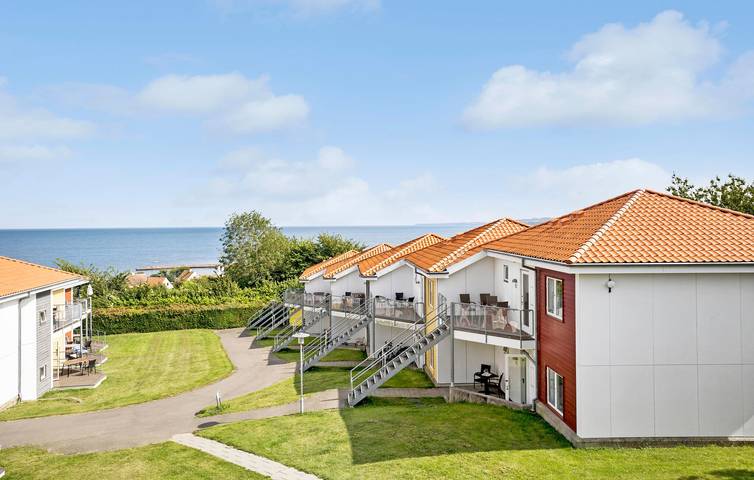 Ferielejlighed for 6 personer, med Terrasse og Have i Gudhjem