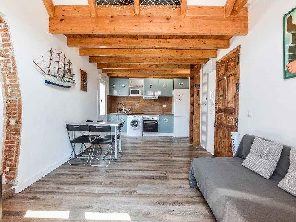 Apartamento entero, Ático espacioso en malasaña de alquiler temporal in Centro (Madrid), Madrid