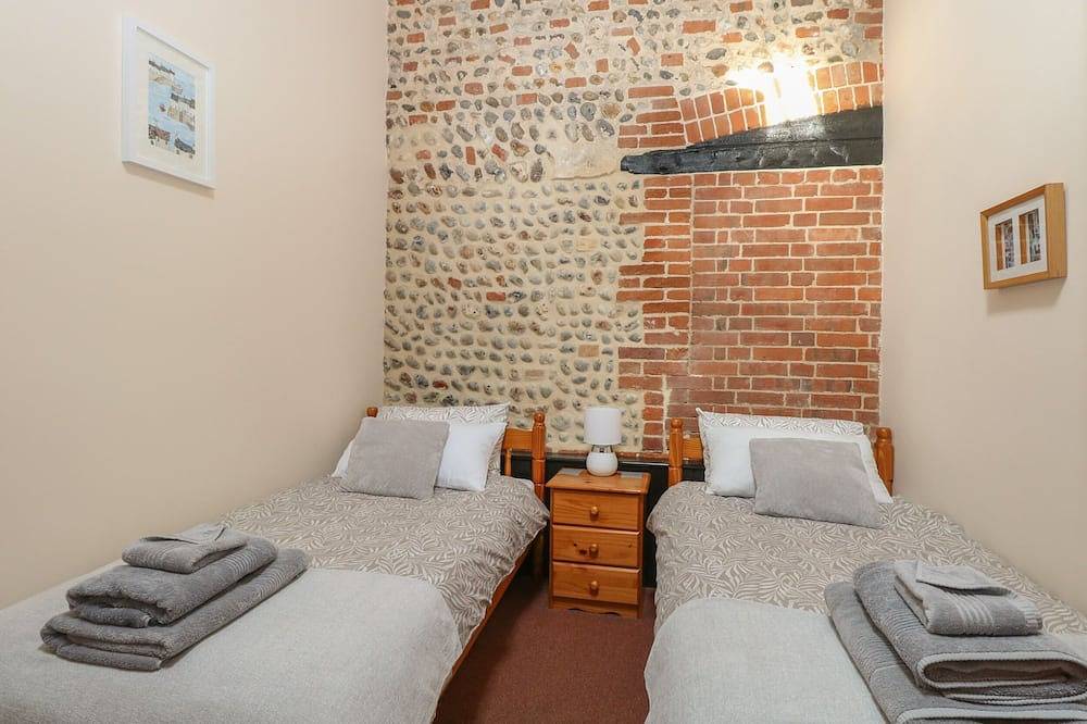 Hitchens Cottage, pet friendly in Happisburgh, East Anglia in Happisburgh, Norfolk