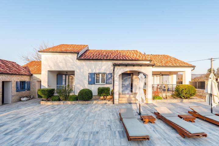 Villa for 6 people, with garden in Zadar
