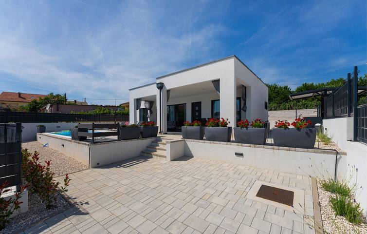 Charmantes Apartment mit Pool, WLAN und Terrasse, 300 m vom Strand entfernt in Novigradsko More, Zadar