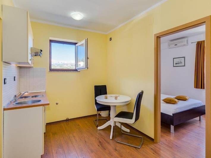 Ferienwohnung für 2 Personen, mit Pool und Garten sowie Terrasse in Maslenica