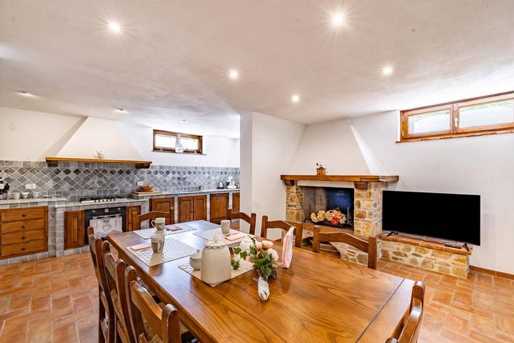 Villa Vittoriano - Tuscan Villa for 7 with Jacuzzi in Camaiore, Italienische Riviera