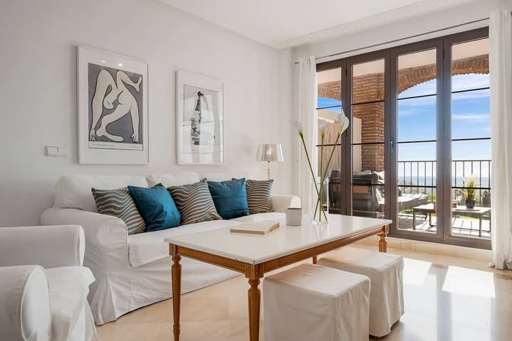 Ganze Wohnung, Sunny balcony with pool by Costarentals in Los Arqueros Golf and Country Club, Benahavís