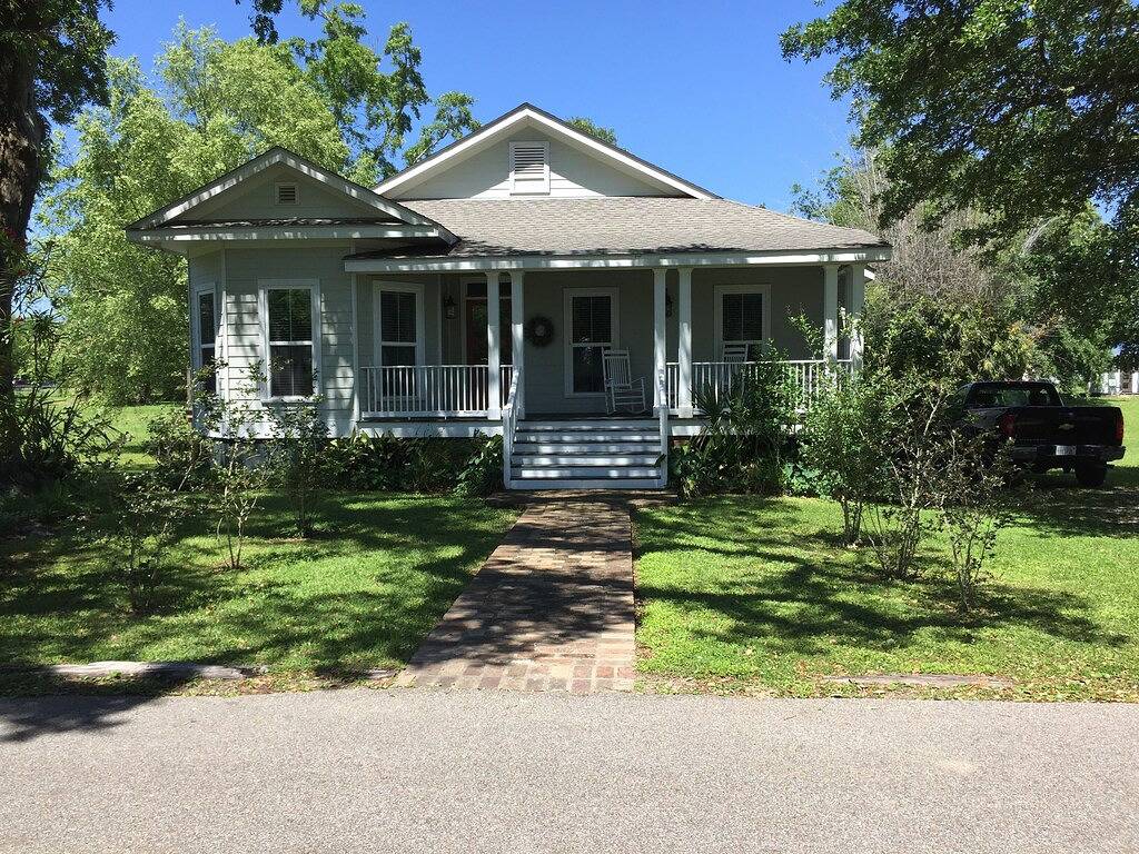 Wunderschön eingerichtetes Haus, einen halben Block vom Strand und einen kurzen Spaziergang von der Innenstadt von Bay St. entfernt. Louis. in Bay St. Louis, Mississippi Gulf Coast