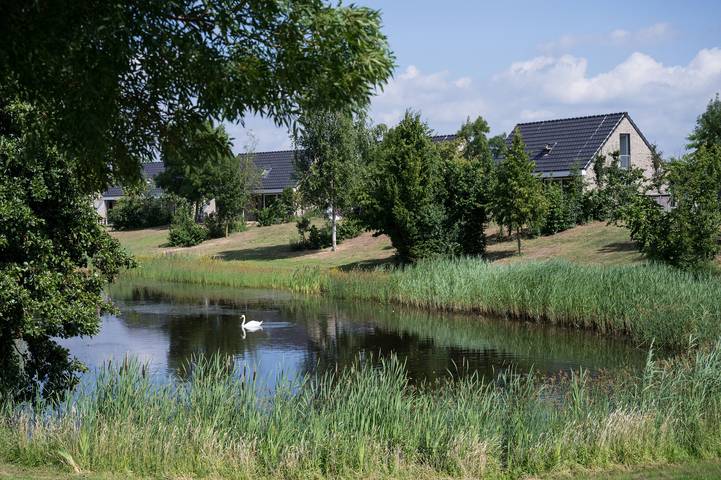 Vakantiehuis voor 6 personen, with Balkon/Terras and Terras as well as Tuin and Uitzicht op het meer in Heel