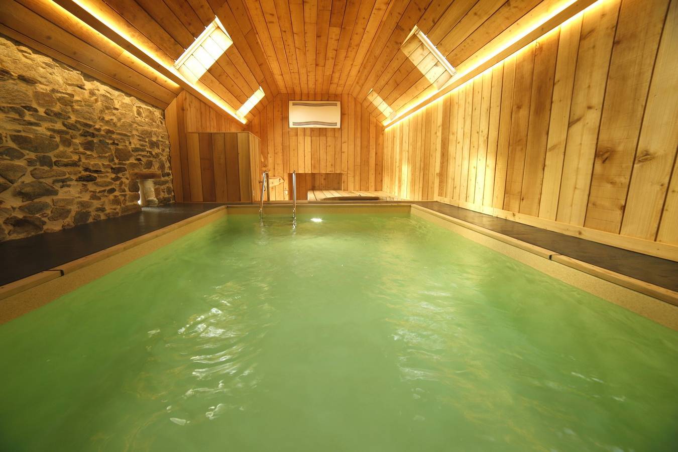Gite Finistere 7 pers. Piscine et spa privés, jardin, 4kms des plages in Peumerit, Région de Quimper