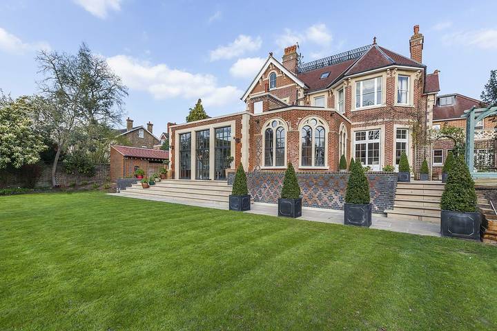 Villa pour 22 personnes, avec terrasse ainsi que sauna et jardin, animaux acceptés à Londres