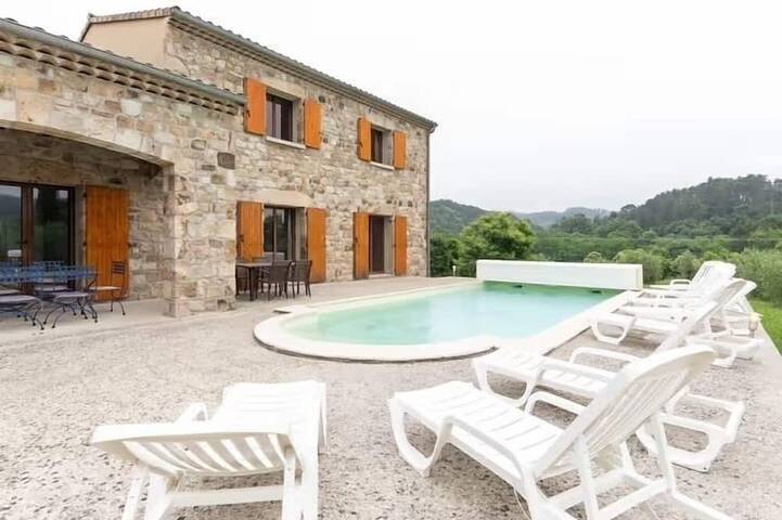 Location de vacances pour 12 personnes, avec terrasse et jardin à Chambonas