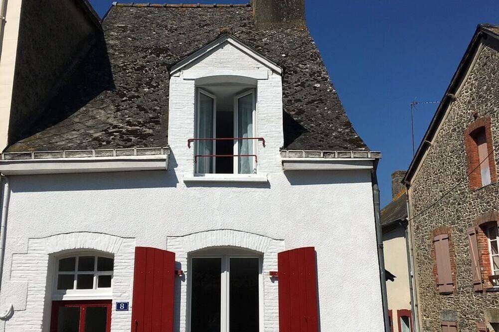 Pintoresca casa blanca con carácter, jardín y garaje in Saint-Christophe-du-Luat, Mayenne (desambiguación)
