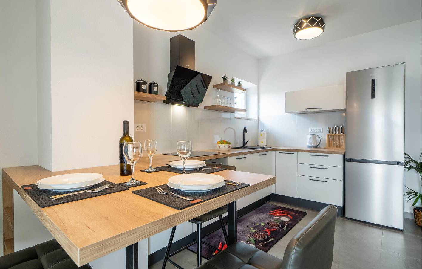 Ganze Ferienwohnung, Apartment mit Meerblick, Terrasse, WLAN und Parkplatz – 1,5 km zum Strand in Selca, Brac