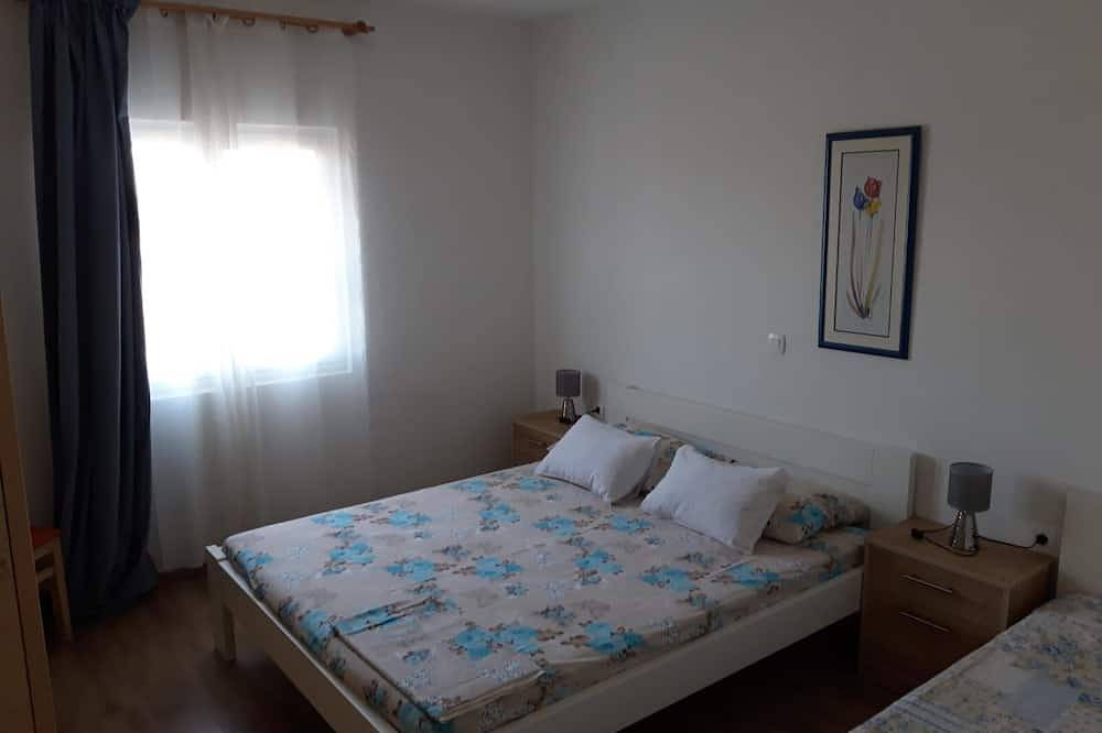 Ganze Wohnung, 2-Zimmer-Ferienwohnung mit Terrasse und Meerblick Tkon, Pasman (A-19127-a) in Tkon, Pasman