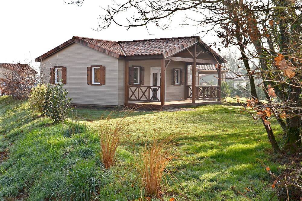 Chalet au Domaine du Pré avec piscine plein air in La Chapelle-Hermier, Vallée de la Loire