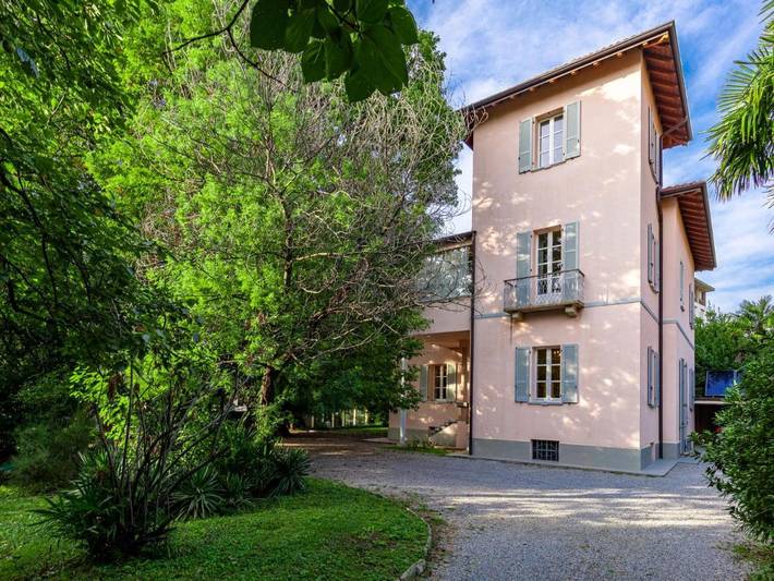 Villa per 14 persone, con giardino e terrazza nonché piscina in Dervio