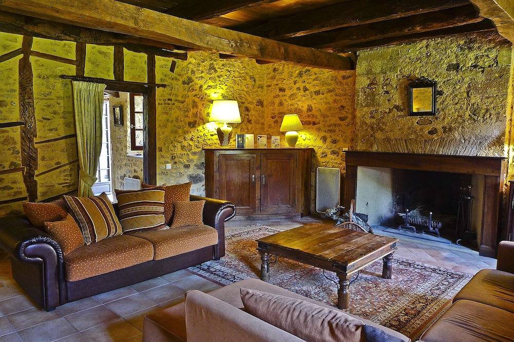 Beautiful Perigordian House, with private pool and garden in a tranquil setting. in Bouillac, Périgord Pourpre