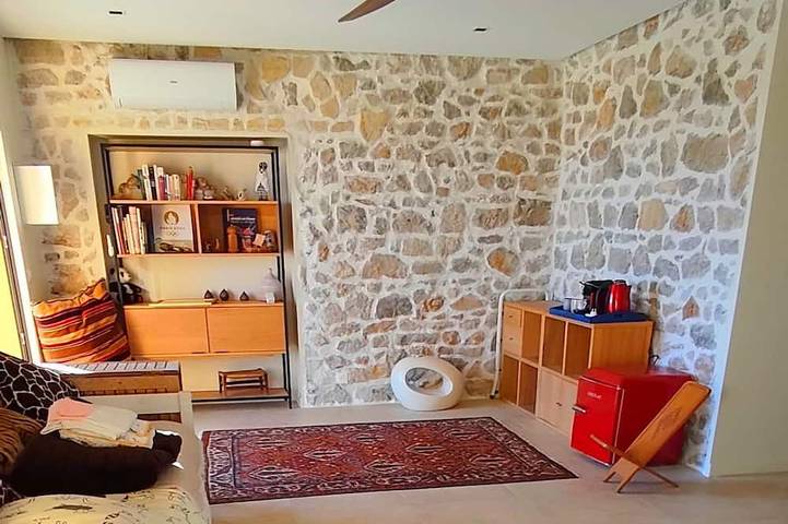 Single room located at the foot of the Baou de St-Jeannet in Saint-Jeannet, Mediterranean Coast (France)