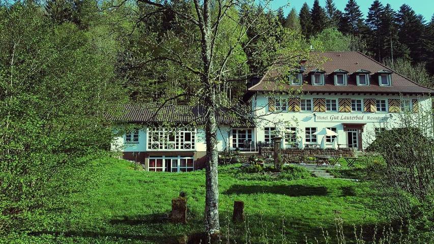 Hôtel pour 3 personnes, avec terrasse ainsi que vue et jardin