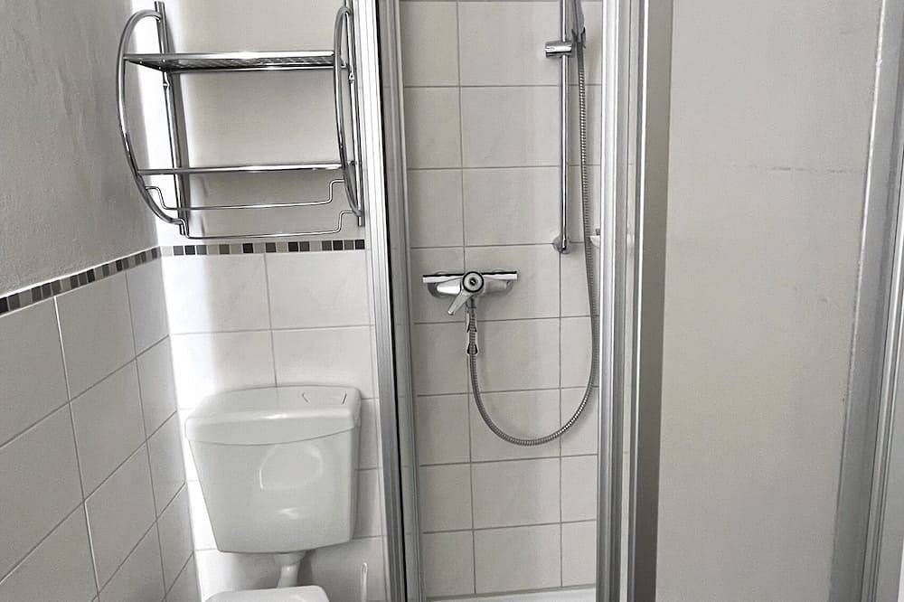 Appartement entier, Apartment in the immediate vicinity of the lake with Swiss stone pine bed, newly renovated and balcony in Bad Wiessee, Alpes bavaroises