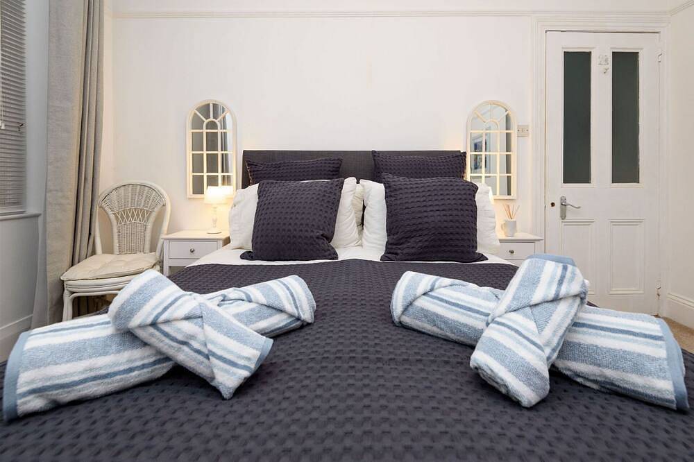 Apartment in fabulous position with sea and harbour views! in Looe, Cornwall