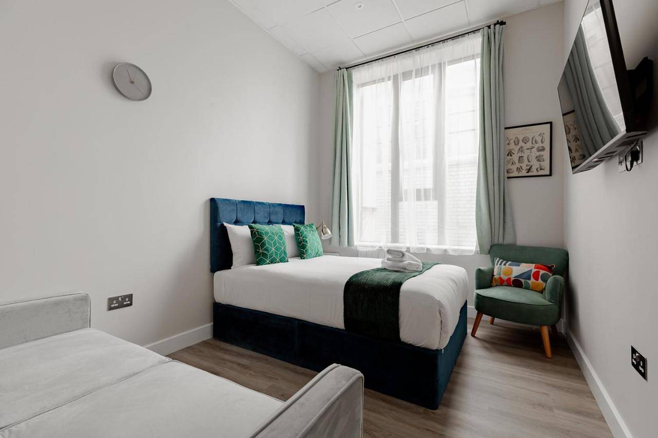 Entire vacation apartment, Deluxe Double Room with Shower in London, South East England