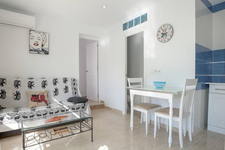 Entire apartment, Air-Conditioned Apartment "Juan 1" Close to the Beach, with Balcony & Wi-Fi in Playa de los Bateles (Conil de la Frontera), Conil de la Frontera