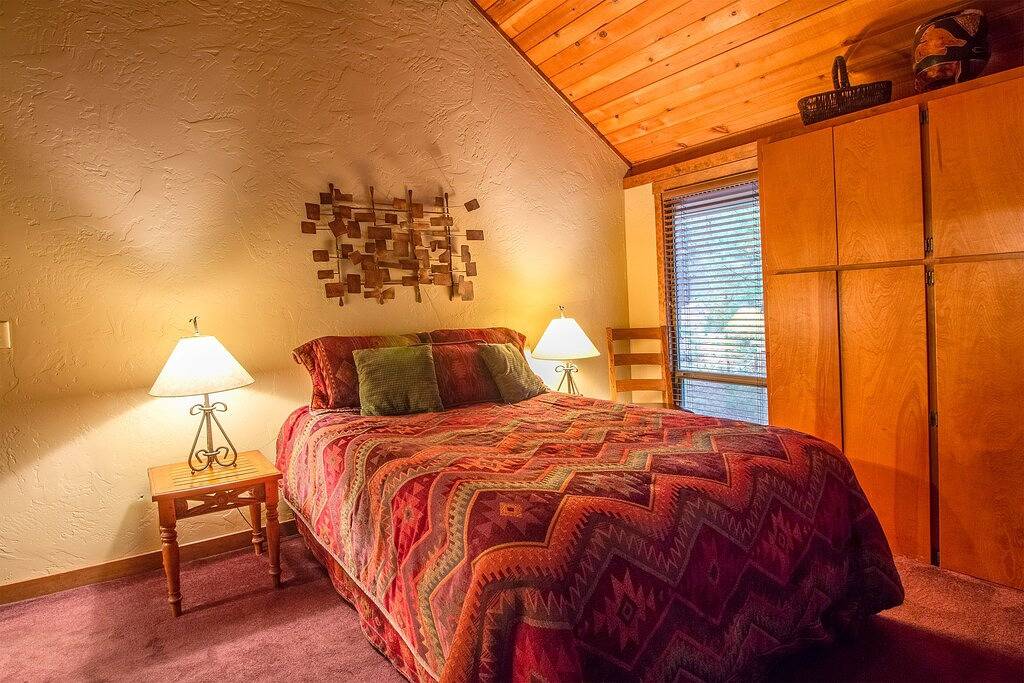 2 Bdrm Mountain Retreat mit 2 Master Suiten!, A / C und 2 Gaskamine in Sunriver, Deschutes County