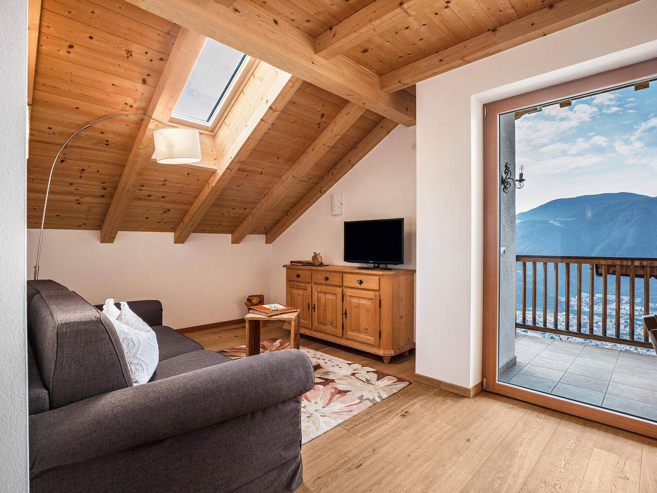 Entire apartment, Holiday Apartment 'Wernerhof Fewo Rosela' with Mountain View, Shared Garden and Wi-Fi in Glaning, Jenesien