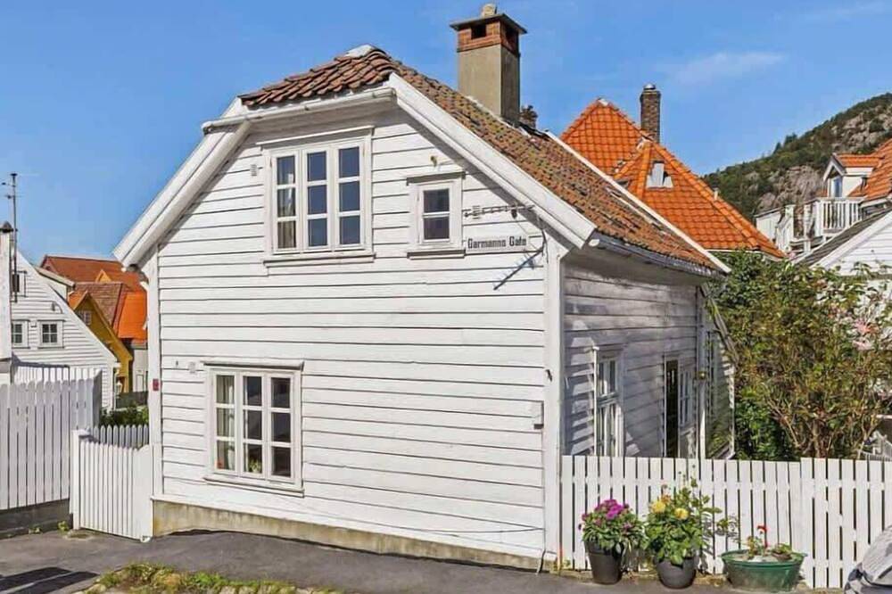Private garden | Fairytale Bergen house | Seaside in Bergenhus, Bergen