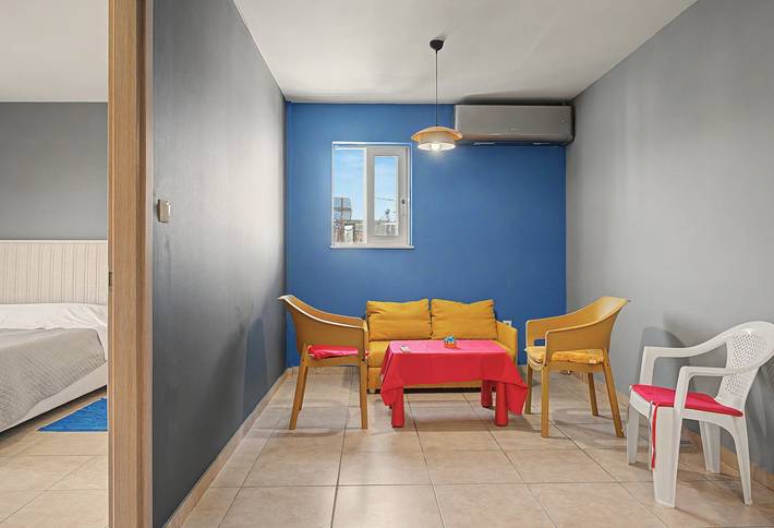 Hel lägenhet, Xenia Bauhaus Rafina Apartment with Mountain View, Wi-Fi, AC. Class room Available in Rafína, East coast of the Attika region