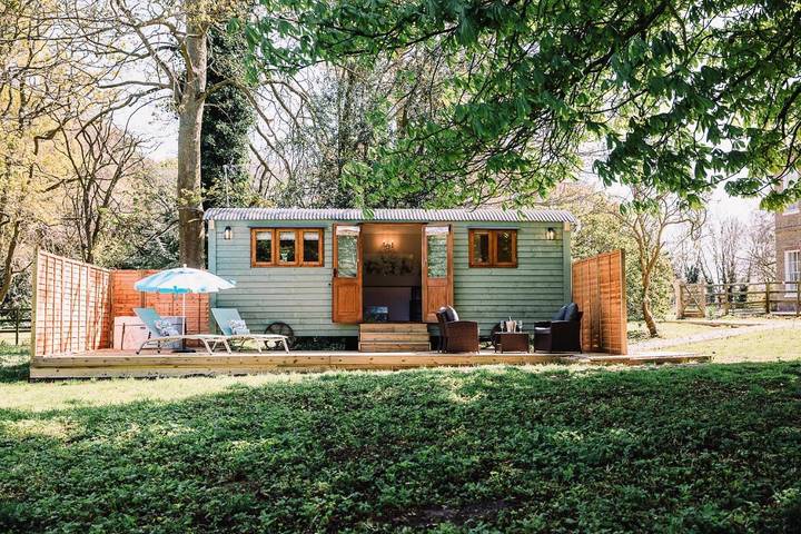 Camping for 2 people, with view and garden as well as terrace, with pets in Yorkshire